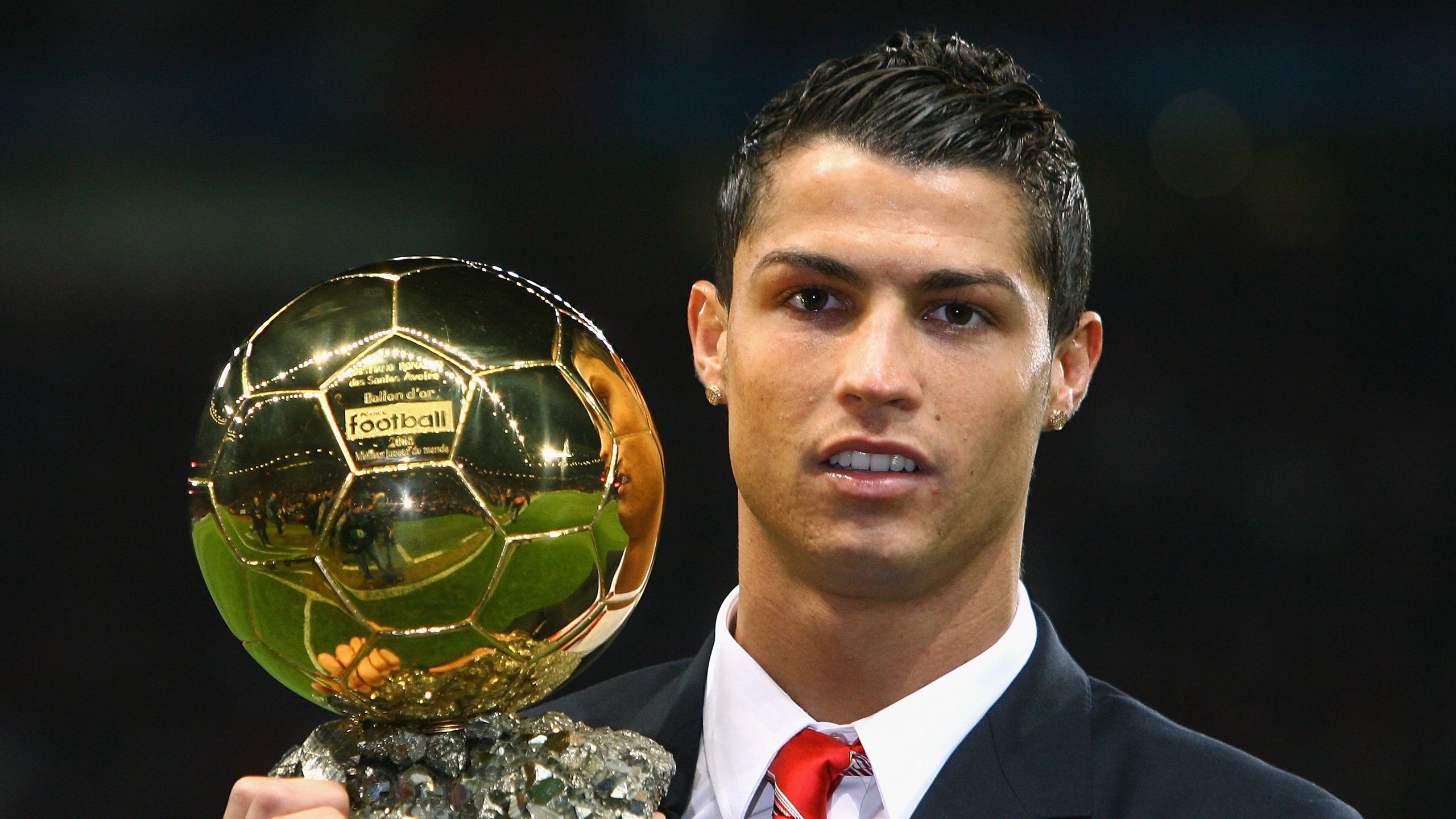 “未来赛车：新能源动力带来的速度革命”，未来能源汽车